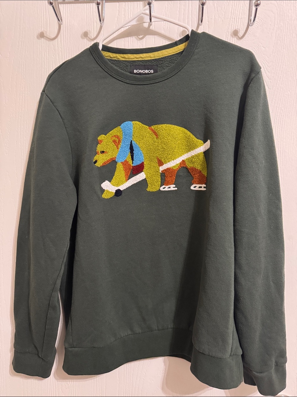 BONOBOS Critter Supersoft Fleece Crew Sweater Embroidered Hockey Bear Mens Med